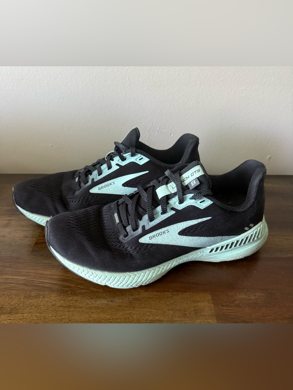Brooks Launch GTS 8 Womens Running Shoes Black Aqua Sneakers Size 8.5 Athleisure